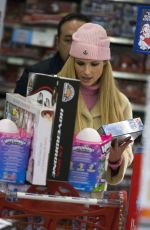 MICHELLE HUNZIKER Shopping for Christmas Toys in Milan 12/20/2017