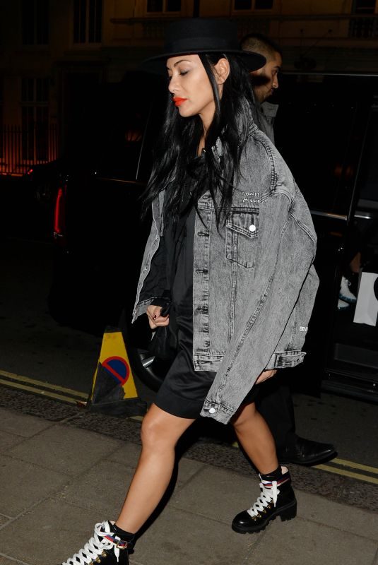 NICOLE SCHERZINGER Shopping in London’s West End  11/29/2017