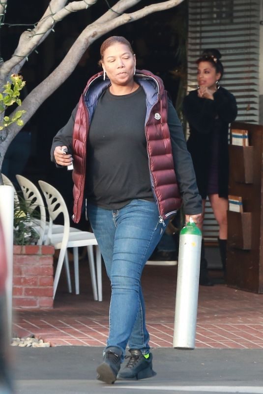 QUEEN LATIFAH Out for Lunch at Mauro’s Restaurant in Los Angeles 12/24/2017