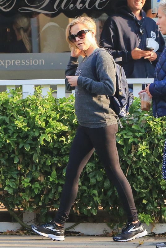 REESE WITHERSPOON Out and About in Los Angeles 12/07/2017