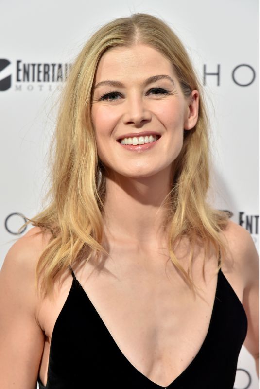 ROSAMUND PIKE at Hostiles Screening in New York 12/18/2017