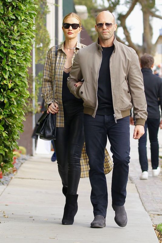 ROSIE HUNTINGTON-WHITELEY and Jason Statham Out Shopping in Los Angeles 12/23/2017