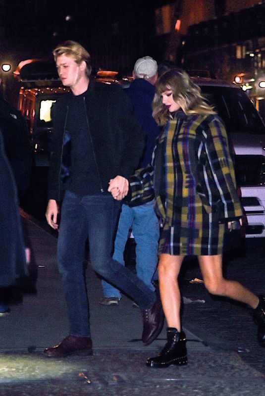 TAYLOR SWIFT and Joe Alwyn Out in New York 12/09/2017