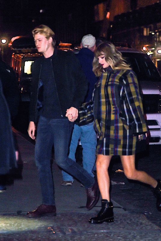 TAYLOR SWIFT and Joe Alwyn Out in New York 12/09/2017