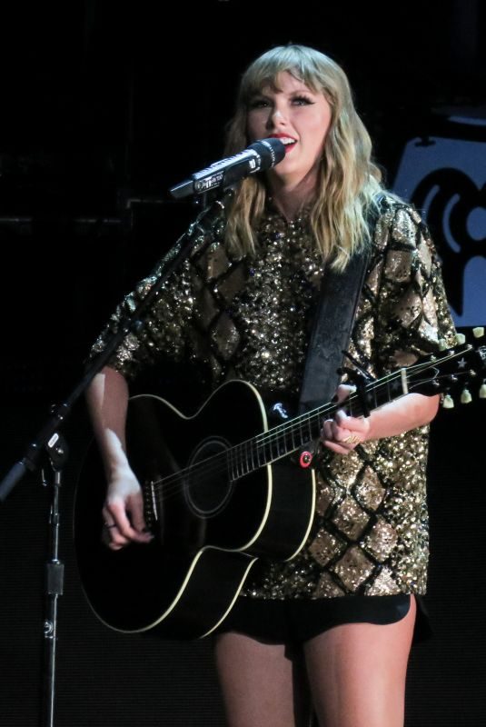 TAYLOR SWIFT Performs at Iheartradio 102.7 Kiis FM’s Jingle Ball in Los Angeles 12/01/2017