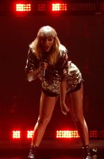 TAYLOR SWIFT Performs at Kiis FM’s Jingle Ball in Los Angeles 12/01/2017