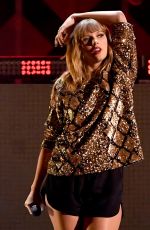 TAYLOR SWIFT Performs at Kiis FM’s Jingle Ball in Los Angeles 12/01/2017