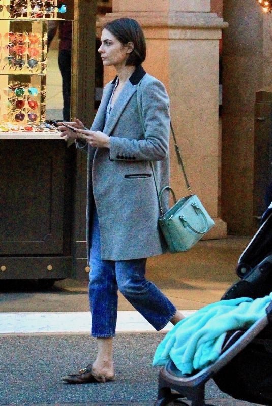 WILLA HOLLAND Shopping at The Grove in Los Angeles 12/04/2017