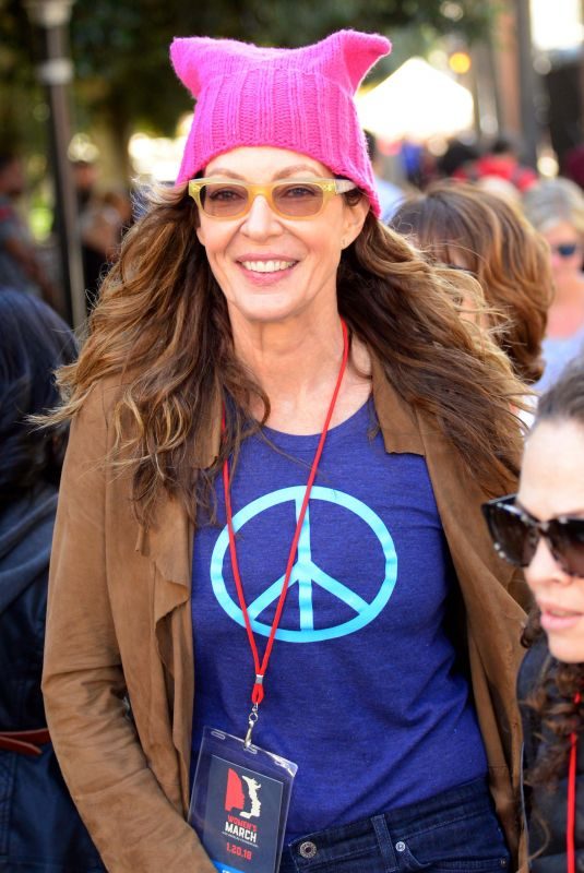 ALLISON JANNEY at 2018 Women’s March in Los Angeles 01/20/2018