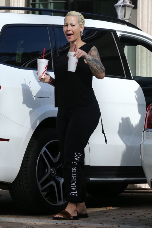 AMBER ROSE Leaves a Plastic Surgery Clinic in Beverly Hills 01/29/2018