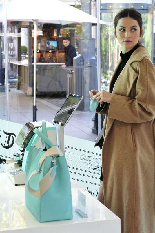 ANA DE ARMAS Shopping at Tiffany & Co. Pop-up Store at The Grove 01/24/2018