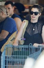 ANNE HATHAWAY Shopping for Grocery in Los Angeles 01/14/2018