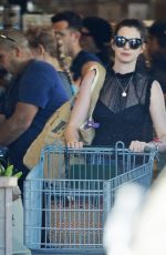 ANNE HATHAWAY Shopping for Grocery in Los Angeles 01/14/2018