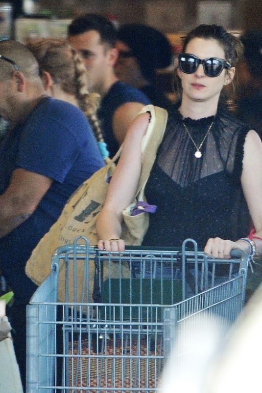 ANNE HATHAWAY Shopping for Grocery in Los Angeles 01/14/2018