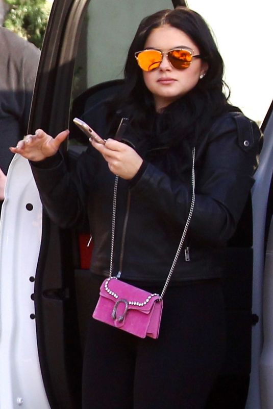 ARIEL WINTER Arrives at a Friend