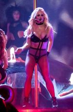 BRITNEY SPEARS Performs on New Tear