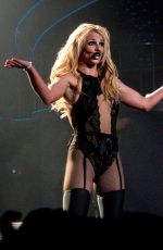 BRITNEY SPEARS Performs on New Tear