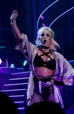 BRITNEY SPEARS Performs on New Tear