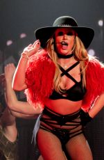 BRITNEY SPEARS Performs on New Tear