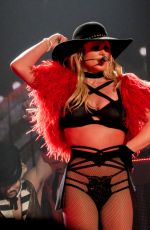 BRITNEY SPEARS Performs on New Tear