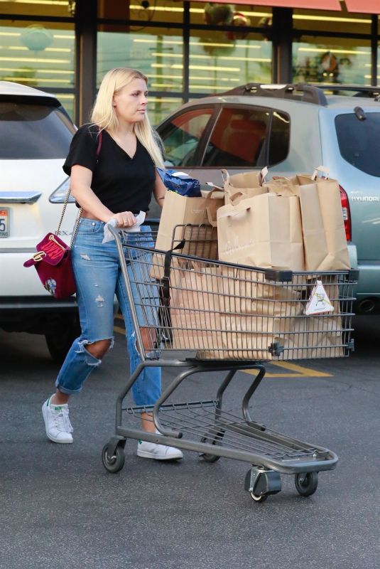 BUSY PHILIPPS Shopping at Gelson