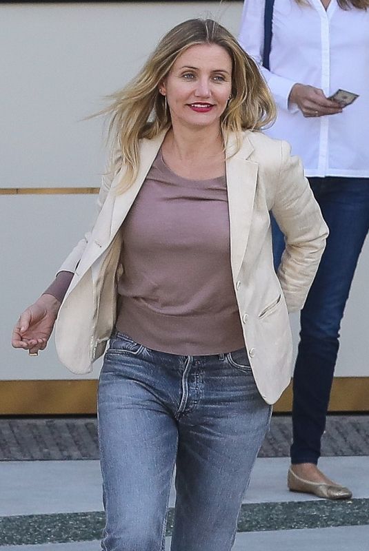 CAMERON DIAZ Out for Lunch at Waldorf Astoria Hotel in Beverly Hills 01/18/2018