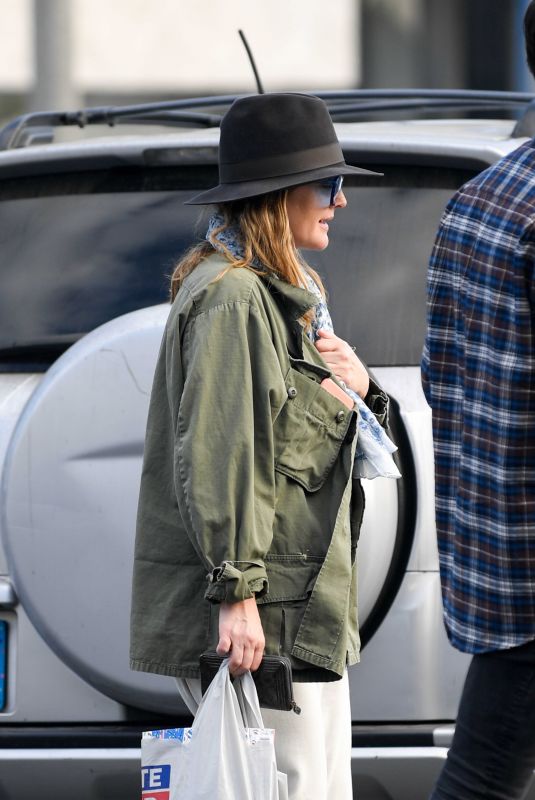 DREW BARRYMORE Out Shopping in Los Angeles 01/04/2018