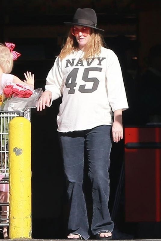 DREW BARRYMORE Shopping at Whole Foods in West Hollywood 12/29/2017