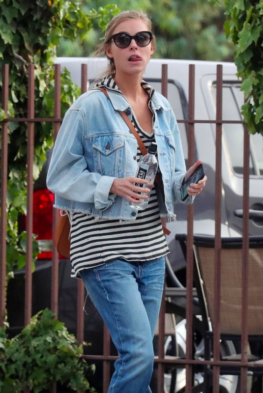 ELIZABETH TURNER Out and About in Santa Monica 01/16/2018
