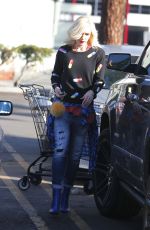 GWEN STEFANI Out Shopping in Los Angeles 01/11/2018