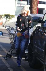GWEN STEFANI Out Shopping in Los Angeles 01/11/2018