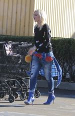 GWEN STEFANI Out Shopping in Los Angeles 01/11/2018