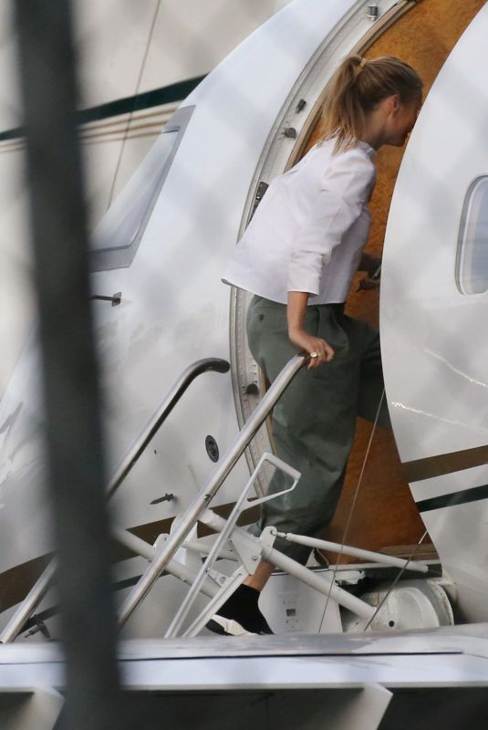 GWYNETH PALTROW Boarding in a Private Jet in Van Nuys 01/02/2018