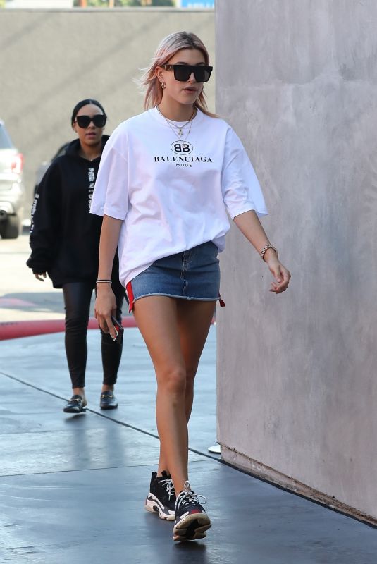 HAILEY BALDWIN at Zinque Cafe in West Hollywood 01/11/2018