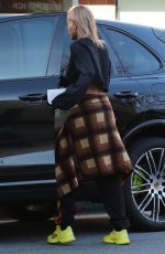 HAILEY BALDWIN Out and About in Beverly Hills 01/141/2018