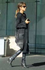 HALLE BERRY Paying for Valet Parking in Beverly Hills 01/10/2018