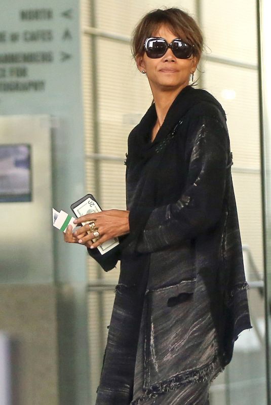 HALLE BERRY Paying for Valet Parking in Beverly Hills 01/10/2018