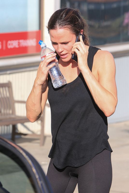 JENNIFER GARNER Leaves a Gym in Brentwood 01/05/2018