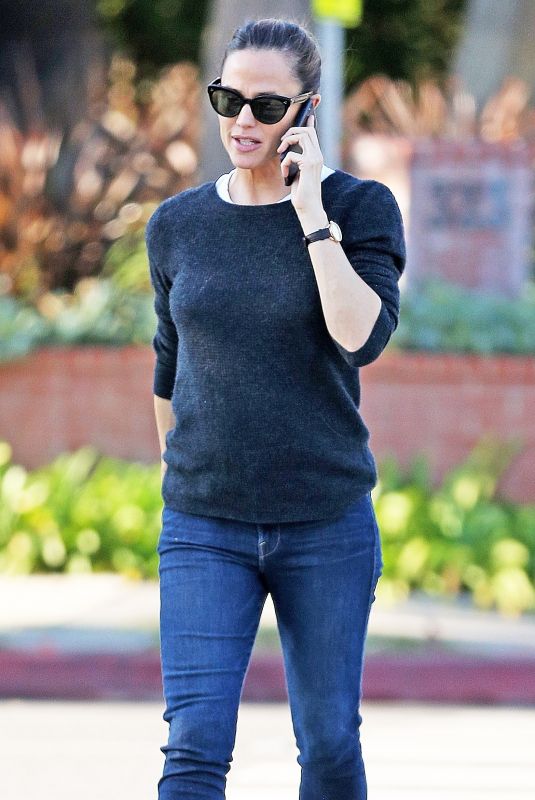 JENNIFER GARNER Out and About in Brentwood 01/11/2018