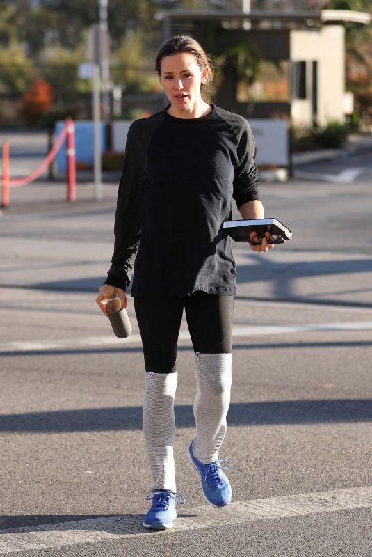 JENNIFER GARNER Out for Coffee After Morning Workout in Brentwood 01/13/2018