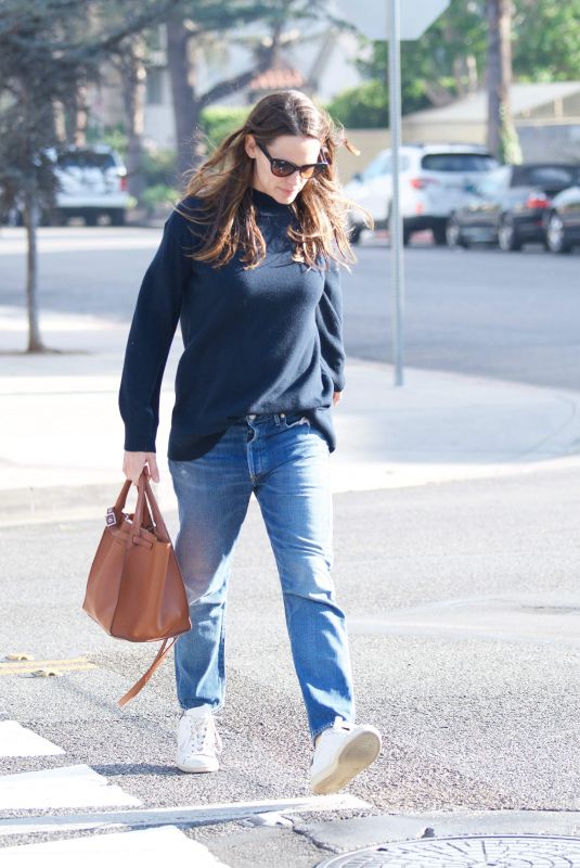 JENNIFER GARNER Out in Los Angeles 01/04/2018
