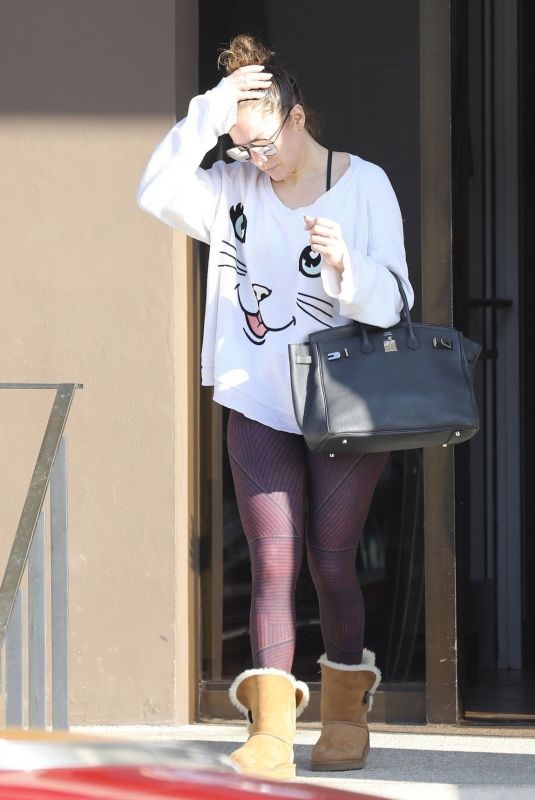 JENNIFER LOPEZ Leaves a Gym in Los Angeles 01/01/2018
