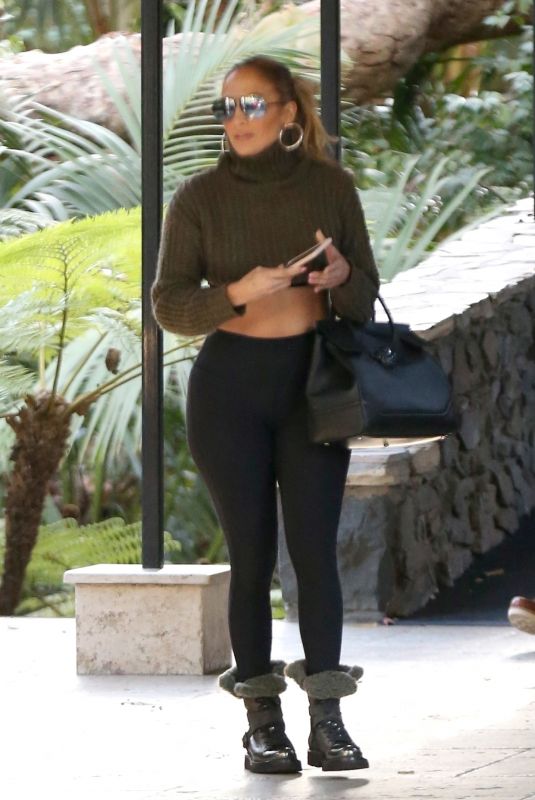 JENNIFER LOPEZ Out and About in Beverly Hils 01/22/2018