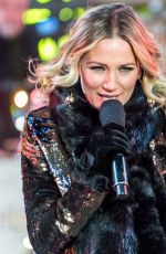 JENNIFER NETTLES Rehearses for New Year