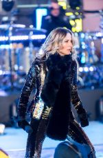 JENNIFER NETTLES Rehearses for New Year