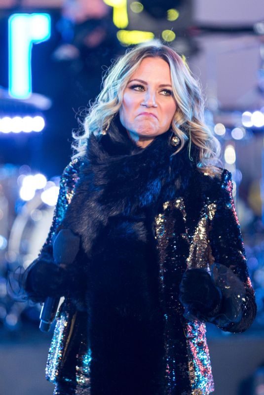 JENNIFER NETTLES Rehearses for New Year’s Eve Performance at Times Square in New York 12/31/2017