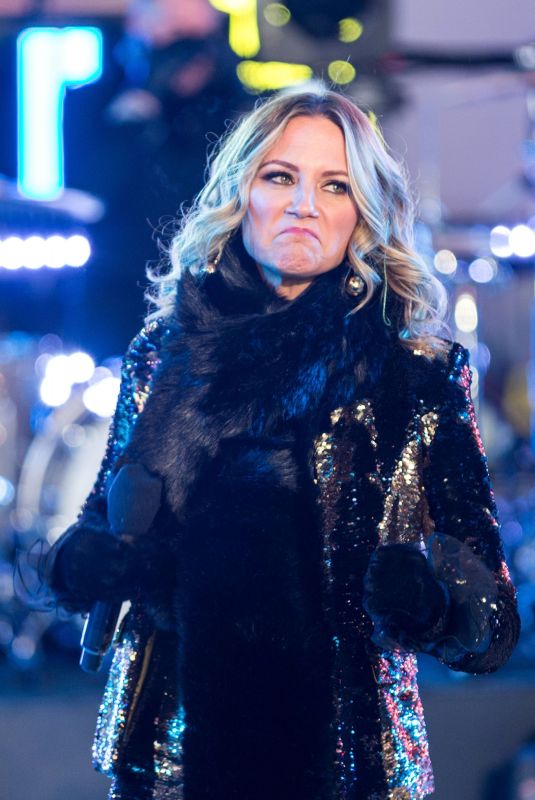 JENNIFER NETTLES Rehearses for New Year