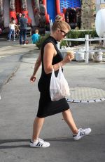 JODIE SWEETIN Shopping at Farmers Market in Studio City 01/07/2018