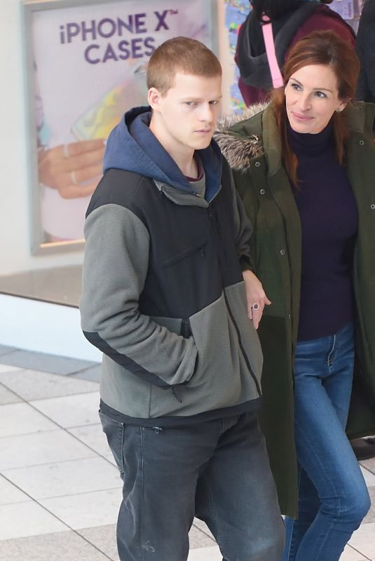 JULIA ROBERTS and Lucas Hedges on the Set of Ben is Back in New York 01/03/2018