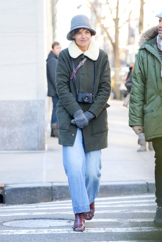 KATIE HOLMES Heading to Metropolitan Museum of Art in New York 01/15/2018